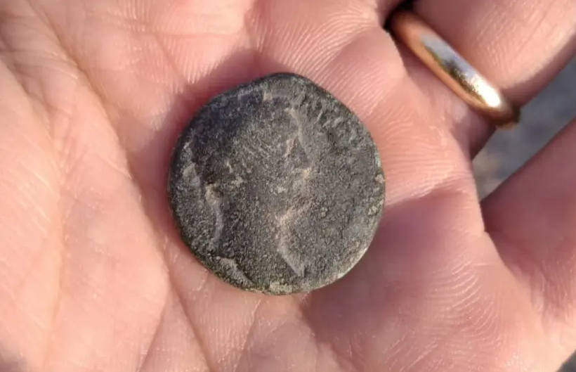 Đồng xu có một mặt in hình đầu của Hoàng đế La Mã Antoninus Pius - người đã trị vì trong những năm 138 - 161 Công nguyên. Ảnh: jpost.com