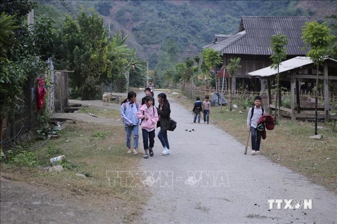 Học sinh ở khu tái định cư xã Mường Mô, huyện Nậm Nhùn, tỉnh Lai Châu. Ảnh: Quý Trung - TTXVN