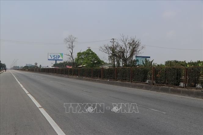 Khung cảnh vắng lặng trên Quốc lộ 5 qua địa phận huyện Cẩm Giàng trong ngày 16/2. Ảnh: Mạnh Minh - TTXVN