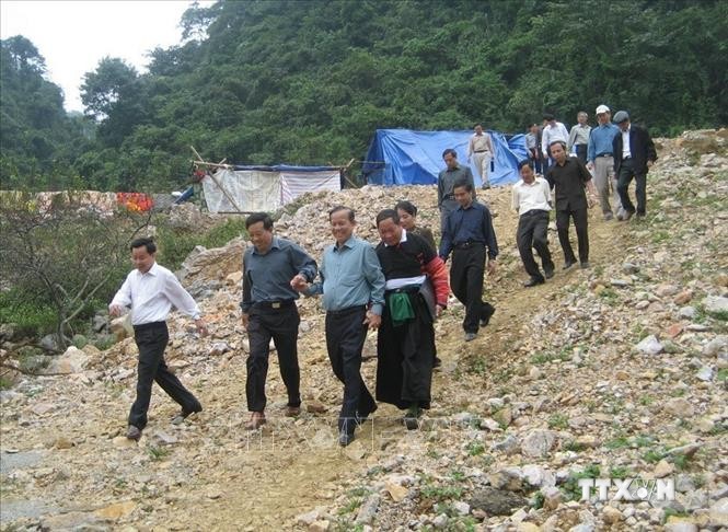 Phó Thủ tướng Trương Vĩnh Trọng đi thị sát tình hình khắc phục hậu quả cơn bão số 5 tại xã Lóng Luông, huyện Mộc Châu (tỉnh Sơn La), ngày 19/10/2007. Ảnh: Nguyễn Hà Ngọc - TTXVN