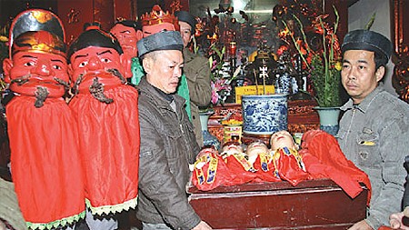 Nghi lễ xin phép rước và đưa Thánh tượng từ nơi thờ tự ra biểu diễn trong đêm biểu diễn nghệ thuật Ổi Lỗi, chùa Đại Bi. Nguồn: baonamdinh.com.vn