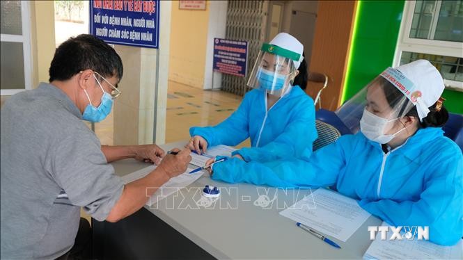 Bệnh viện Đa khoa Thị xã Bỉm Sơn luôn duy trì công tác khai báo y tế, sàng lọc, phân luồng đối với tất cả bệnh nhân, người nhà, khách thăm... Ảnh: Khiếu Tư -TTXVN