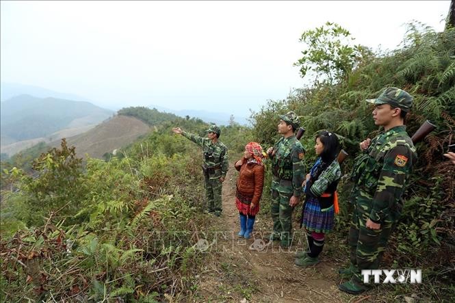 Bộ đội biên phòng Điện Biên tăng cường phối hợp với dân quân tuần tra, canh gác khu vực biên giới. Ảnh: Phan Tuấn Anh - TTXVN