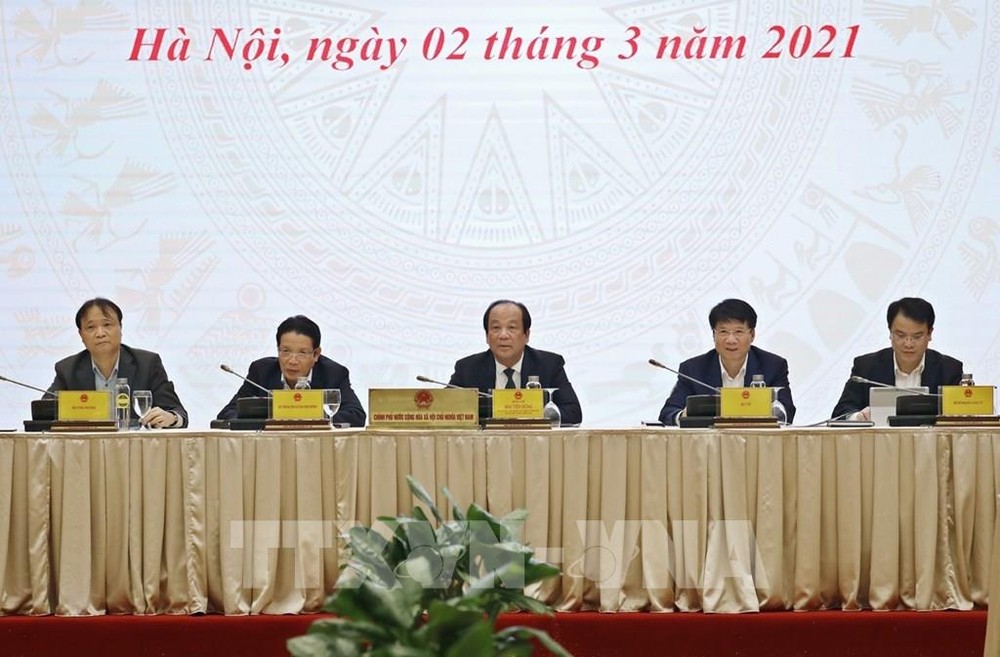 Bộ trưởng, Chủ nhiệm, Người Phát ngôn Chính phủ Mai Tiến Dũng (ngồi giữa) chủ trì Họp báo Chính phủ thường kỳ tháng 2 năm 2021. Ảnh: Dương Giang-TTXVN