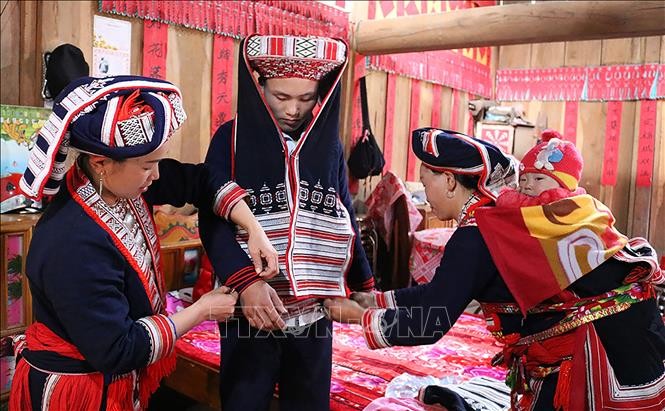 Trang phục chú rể trong ngày cưới của người Dao đỏ. Ảnh: Nguyễn Chiến-TTXVN