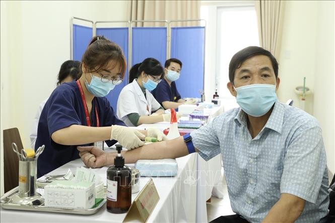 Đại học Y Hà Nội tổ chức khám lâm sàng cho tình nguyện viên tham gia tiêm thử nghiệm giai đoạn 1 từ ngày 10/3/2021. Ảnh: Minh Quyết - TTXVN