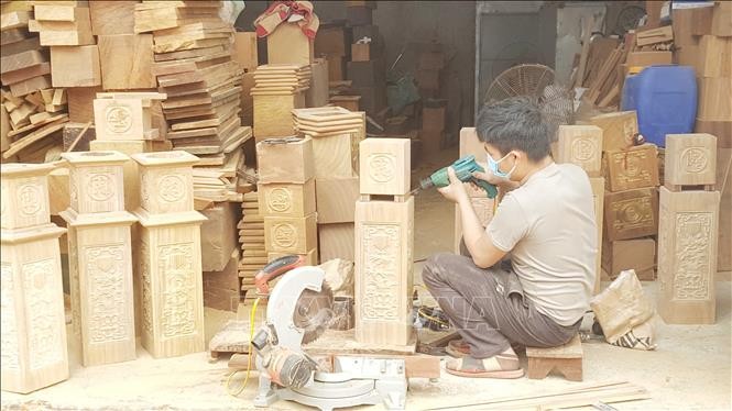 Người làm nghề mộc ở Thanh Lãng, huyện Bình Xuyên tập trung sản xuất các mặt hàng đồ gỗ phục vụ nhu cầu người tiêu dùng. Ảnh: Nguyễn Trọng Lịch-TTXVN