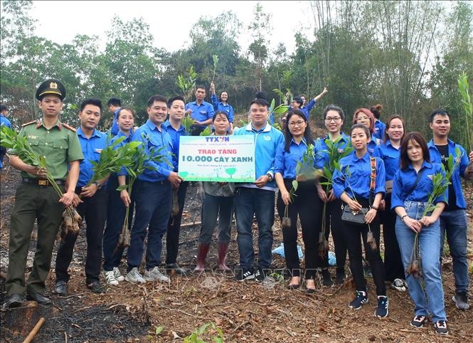 Đoàn viên, thanh niên TTXVN trao tượng trưng 10.000 cây xanh hưởng ứng "Tết trồng cây" năm 2021 và chương trình trồng 1 tỷ cây xanh. Ảnh: Tuấn Đức - TTXVN