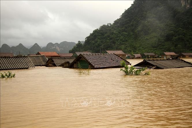Rốn lũ Tân Hóa, Minh Hóa (Quảng Bình) chìm trong biển nước trong trận mưa lũ lịch sử hồi tháng 10/2020. Ảnh tư liệu: Văn Tý/TTXVN