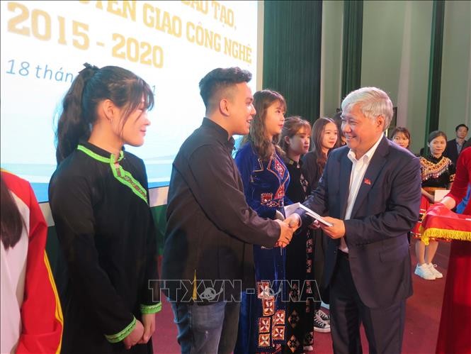Đồng chí Đỗ Văn Chiến, Bí thư Trung ương Đảng, Bộ trưởng, Chủ nhiệm Ủy ban Dân tộc trao học bổng cho các sinh viên người dân tộc thiểu số tại Đại học Thái Nguyên. Ảnh: Trần Trang - TTXVN