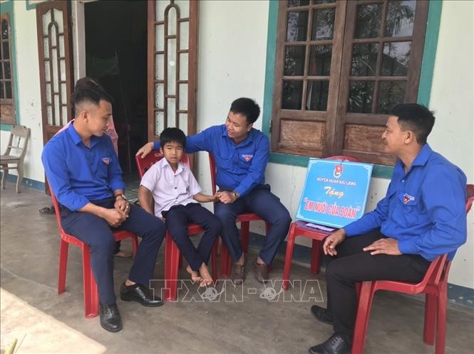 Em Lê Minh Đức, lớp 2, Trường Tiểu học và THCS Hải Dương, huyện Hải Lăng, được Đoàn thanh niên nhận đỡ đầu chăm sóc. Ảnh: Thanh Thủy-TTXVN