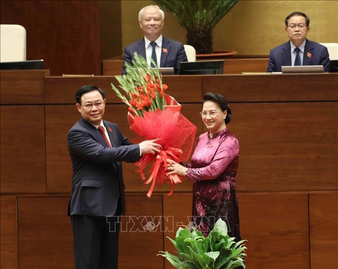 Nguyên Chủ tịch Quốc hội Nguyễn Thị Kim Ngân tặng hoa chúc mừng Chủ tịch Quốc hội Vương Đình Huệ. Ảnh: Phương Hoa – TTXVN