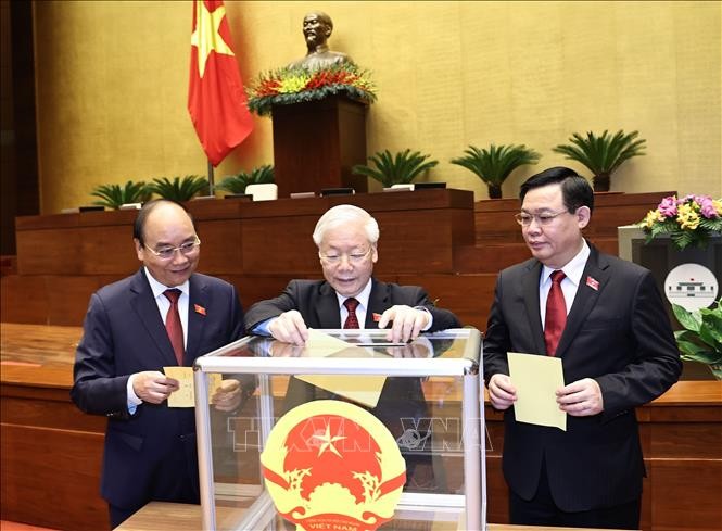 Tổng Bí thư Nguyễn Phú Trọng và các đồng chí lãnh đạo Đảng, Nhà nước bỏ phiếu. Ảnh: Trọng Đức - TTXVN