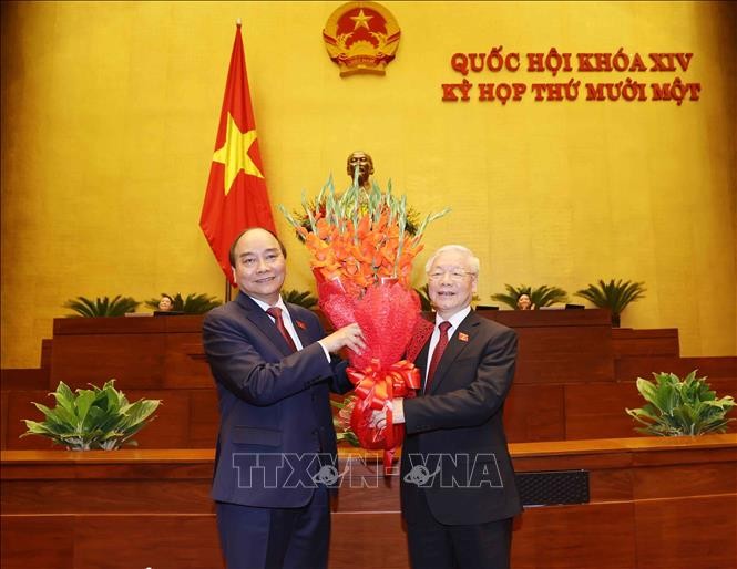 Chủ tịch nước Nguyễn Xuân Phúc tặng hoa Tổng Bí thư Nguyễn Phú Trọng. Ảnh: Trí Dũng - TTXVN