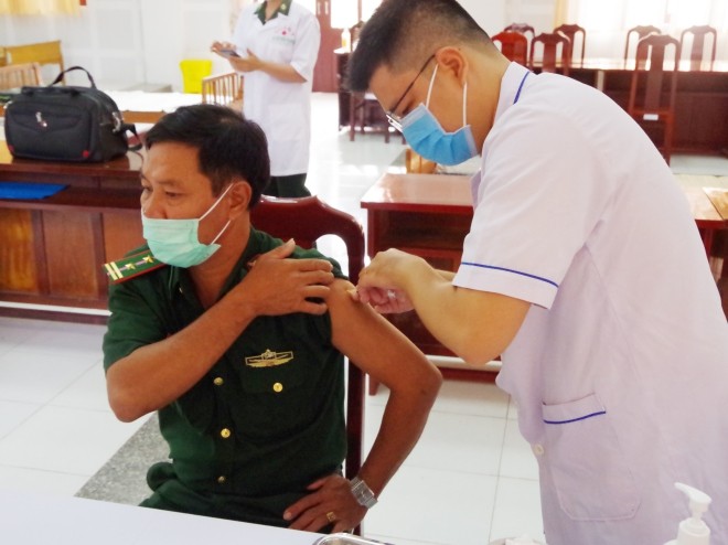 Dịch COVID-19: Có thêm hơn 9.100 người được tiêm vaccine phòng bệnh
