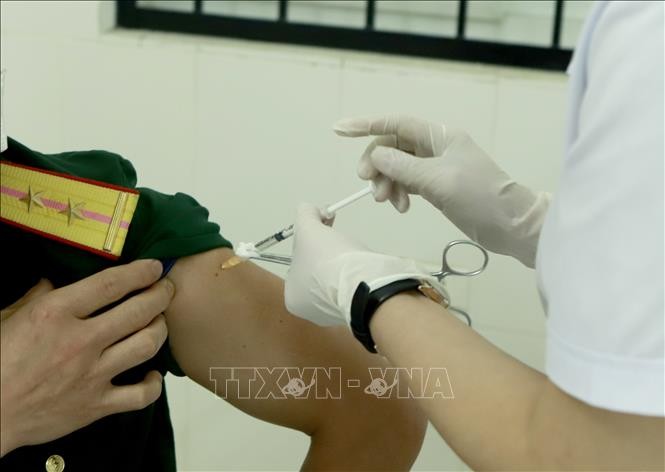 Tiêm vaccine cho cán bộ, chiến sĩ các đơn vị trực thuộc Quân khu 2. Ảnh: Hoàng Hùng – TTXVN