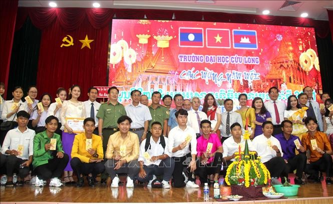 Chăm lo Tết cổ truyền cho giảng viên, sinh viên dân tộc Khmer và lưu học sinh Lào, Campuchia