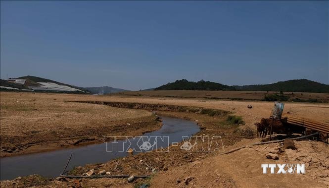 Lòng hồ Đankia ở phía thượng nguồn bị thu hẹp thành một dòng nước nhỏ trong mùa khô năm 2021. Ảnh: Nguyễn Dũng – TTXVN