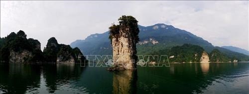 Hòn Cọc Vài - điểm nhấn trong tour du lịch lòng hồ thủy điện Lâm Bình (Tuyên Quang). Ảnh: Nam Sương – TTXVN