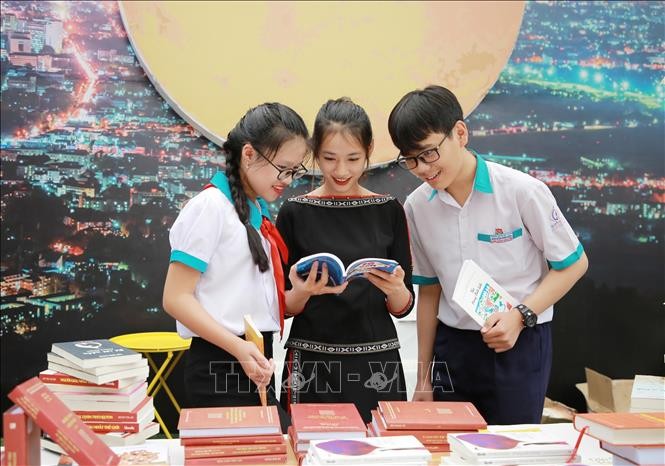 Học sinh tìm hiểu, đọc sách tại Ngày Sách và Văn hóa đọc Việt Nam năm 2021. Ảnh: Hoài Thu – TTXVN.