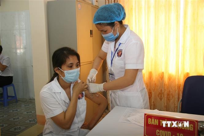 Tiêm vaccine phòng dịch COVID-19. Ảnh: Nguyễn Oanh - TTXVN
