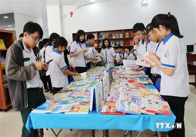 Học sinh tỉnh Ninh Thuận đọc sách tại chương trình. Ảnh: Nguyễn Thành – TTXVN
