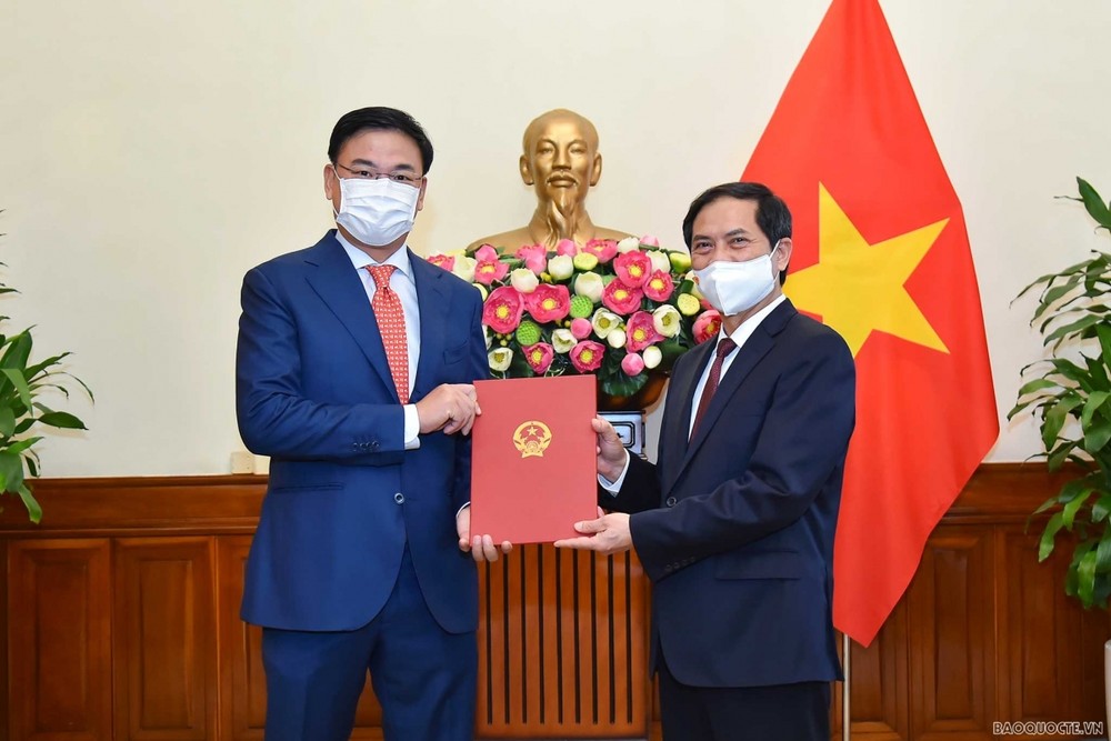 Bộ trưởng Bùi Thanh Sơn (bên phải) trao quyết định cho ông Phạm Quang Hiệu. Ảnh: baoquocte.vn