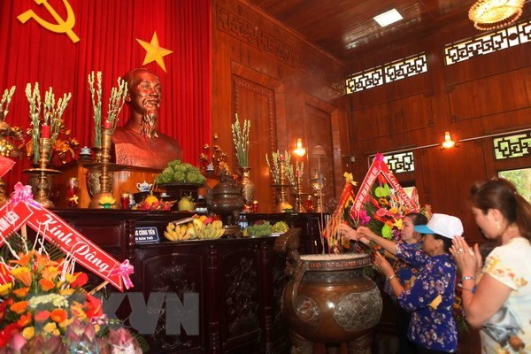 Kỷ niệm Ngày sinh Chủ tịch Hồ Chí Minh: Dâng hoa, hương tưởng niệm Bác tại Khu Di tích Kim Liên