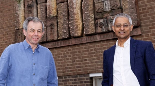 Giáo sư David Klenerman (trái) và giáo sư Shankar Balasubramanian của Đại học Cambridge. Nguồn: indianexpress.com