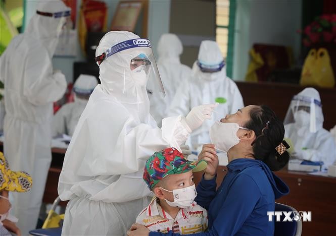 Lực lượng y tế Bệnh viện Việt Nam Uông Bí Thụy Điển (Quảng Ninh) lấy mẫu và làm xét nghiệm tại tổ dân phố Hoàng Mai 1, thị trấn Nếnh (Bắc Giang). Ảnh: Danh Lam - TTXVN
