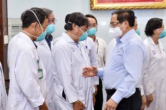 Thủ tướng Phạm Minh Chính gửi thư khen những "chiến sĩ áo trắng" ở tuyến đầu chống dịch