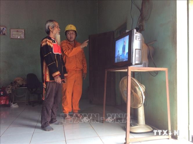 Công nhân Công ty Điện lực Gia Lai hướng dẫn sử dụng điện an toàn, tiết kiệm cho bà con đồng bào thiểu số ở xã Ia Ka, huyện Chư Păh. Ảnh: Hoài Nam - TTXVN