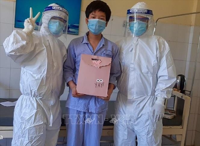 Nhân viên y tế Bệnh viện phổi trong trang phục bảo hộ y tế đến tặng quà cho các em thiếu nhi đang điều trị tại bệnh viện. Ảnh: TTXVN phát