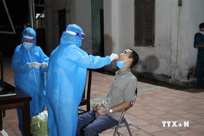 Lực lượng y bác sỹ xuyên đêm lấy mẫu xét nghiệm đối với các trường hợp là F1 ở huyện Diễn Châu, Nghệ An. Ảnh: Văn Tý-TTXVN
