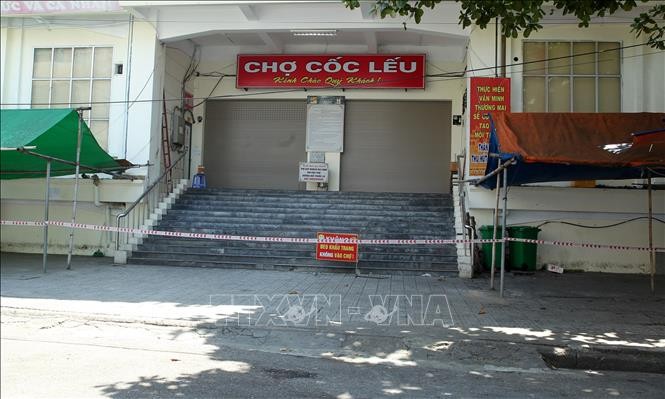 Lực lượng chức năng phong tỏa tạm thời khu vực chợ Cốc Lếu B, phường Cốc Lếu, thành phố Lào Cai. Ảnh: Quốc Khánh - TTXVN