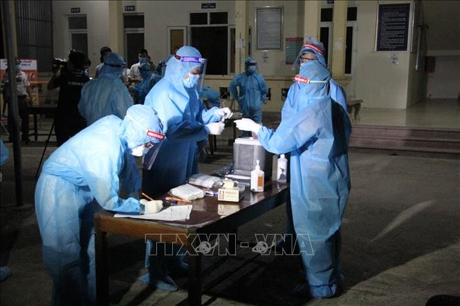 Lực lượng y bác sỹ lấy mẫu xét nghiệm đối với các trường hợp là F1 của bệnh nhân số 11634 ở huyện Diễn Châu, Nghệ An. Ảnh: Văn Tý - TTXVN