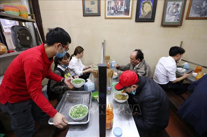 Hà Nội: Dịch vụ cắt tóc, gội đầu, ăn, uống trong nhà được hoạt động trở lại