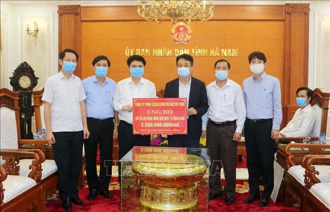 Công ty TNHH Seoul Semiconductor Vina ủng hộ 2,5 tỷ đồng cho Quỹ vaccine phòng COVID-19 tỉnh Hà Nam. Ảnh: Nguyễn Chinh - TTXVN