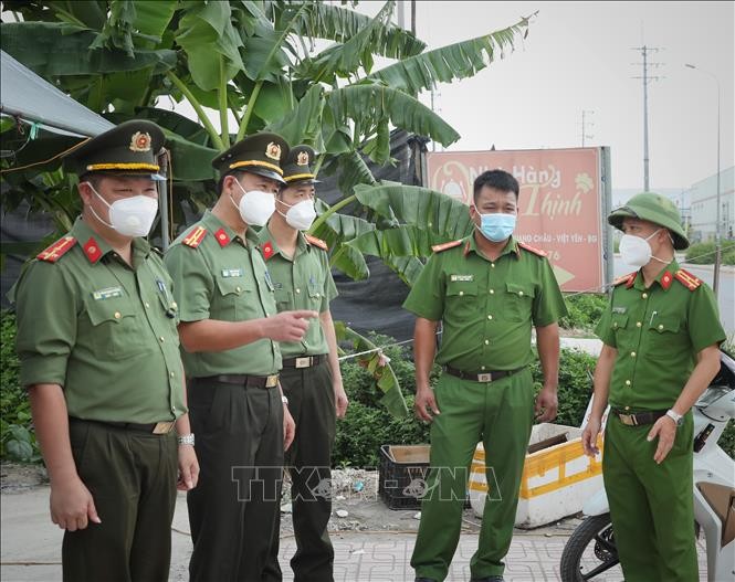 Đồng chí Thân Văn Hải (đứng thứ 2 bên trái ảnh) trực tiếp kiểm tra, chỉ đạo chốt cách ly y tế tại điểm nóng bùng phát dịch trong khu công nghiệp Quang Châu. Ảnh: Danh Lam-TTXVN