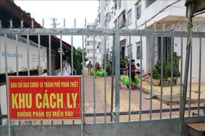 Khu C, chung cư Văn Thánh, phường Phú Tài, thành phố Phan Thiết đang bị cách ly, hiện có 60 hộ dân với khoảng 130 người. Ảnh: Nguyễn Thanh - TTXVN