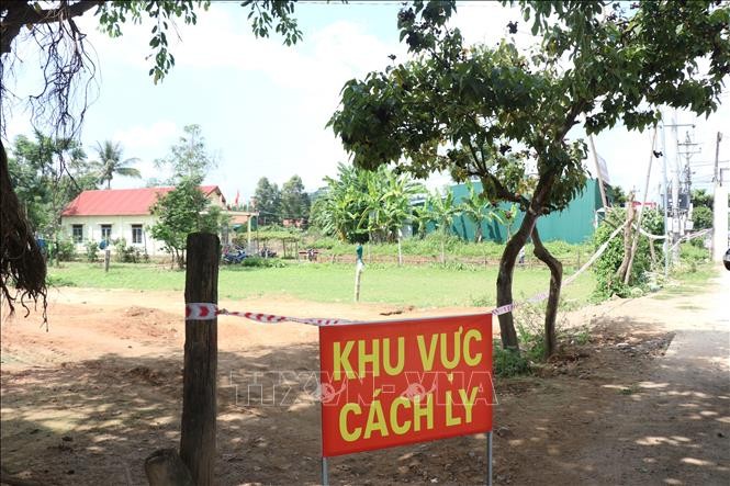 Phong tỏa khu vực sinh sống của bệnh nhân mắc COVID-19 tại xã Đắk Liêng, huyện Lắk. Ảnh: Tuấn Anh – TTXVN