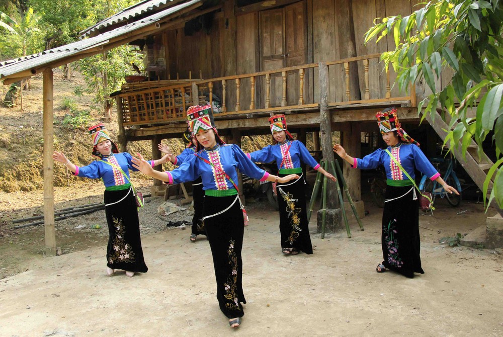 Đội văn nghệ bản Huổi Lọng, xã Nong Lay, huyện Thuận Châu, tỉnh Sơn La bảo tồn những điệu múa truyền thống đặc sắc của đồng bào dân tộc La Ha.Ảnh: Nguyễn Cường - TTXVN 