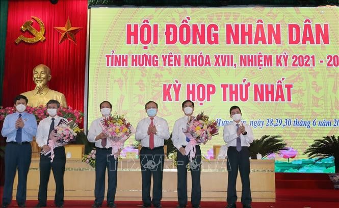 Các đồng chí được bầu giữ các chức danh của UBND tỉnh Hưng Yên nhiệm kỳ 2021 – 2026 nhận hoa chúc mừng. Ảnh: Đinh Tuấn - TTXVN
