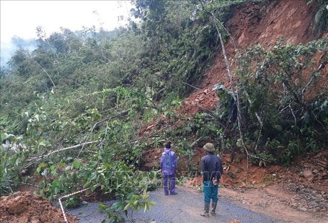Điểm sạt lở tại km 25+800 tuyến đường từ Pắc Ma đi 2 xã biên giới Ka Lăng và Thu Lũm của huyện Mường Tè, tỉnh Lai Châu, trong 2 ngày 24 - 25/6. Ảnh: TTXVN phát.