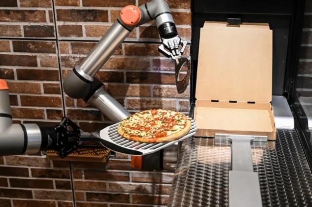 Robot Pazzi tự động làm bánh pizza. Ảnh: AFP