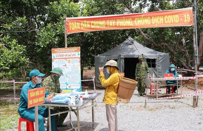 Lực lượng dân quân tại huyện Ia Grai, Gia Lai tích cực đồng hành với lực lượng biên phòng, công an trong công tác tuyên truyền, hướng dẫn người dân vùng biên phòng, chống dịch COVID-19. Ảnh: Hồng Điệp - TTXVN