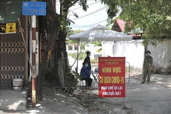 Huyện Quốc Oai ra quyết định cách ly 65 hộ dân với 279 nhân khẩu, thành lập 3 chốt kiểm dịch tại phố Hoa Vôi, thị trấn Quốc Oai. Ảnh: Minh Quyết - TTXVN