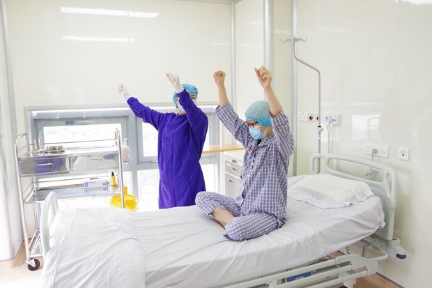 Bệnh nhân Vân Anh tập vận động các cơ theo sự hướng dẫn của điều dưỡng chăm sóc sau khi thực hiện ghép tế bào gốc. Nguồn: PV/Vietnam+