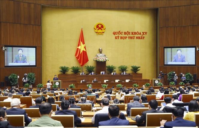 Phó Thủ tướng Chính phủ nhiệm kỳ 2016-2021 Phạm Bình Minh trình bày Báo cáo về đánh giá kết quả thực hiện kế hoạch phát triển kinh tế - xã hội, ngân sách nhà nước 6 tháng đầu năm và các giải pháp thực hiện kế hoạch phát triển kinh tế - xã hội, ngân sách n