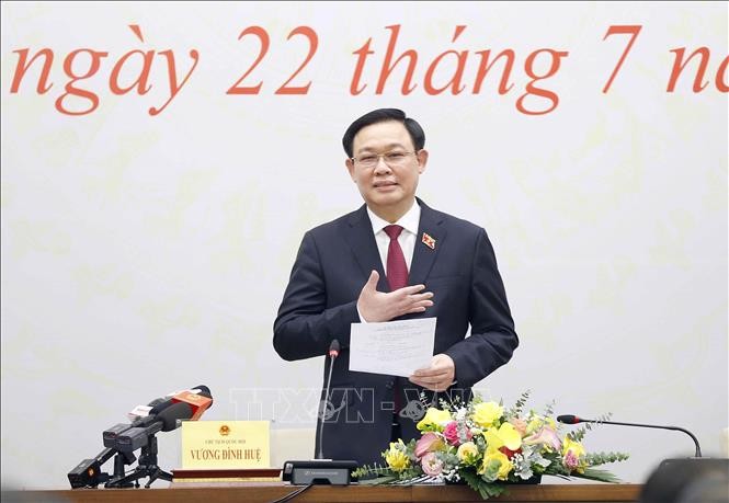 Chủ tịch Quốc hội Vương Đình Huệ trả lời các câu hỏi của phóng viên. Ảnh: Doãn Tấn – TTXVN